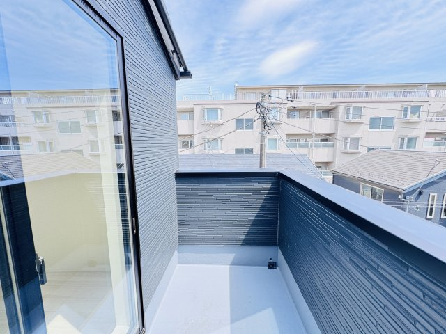 松戸市栄町２丁目新築戸建（栄町17期）のバルコニー|寝室前南向きバルコニー・日当たり良好♪