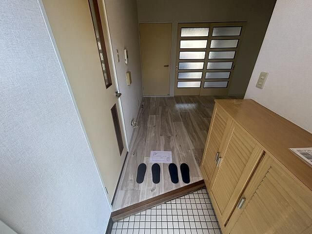 ハイツ綾瀬の玄関