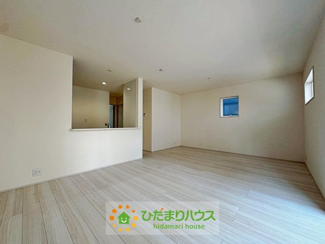 蓮田市西新宿　新築一戸建て　02　リーブルガーデンの居間・リビング
