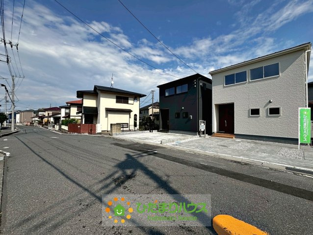 蓮田市西新宿　新築一戸建て　02　リーブルガーデンの前面道路含む現地写真