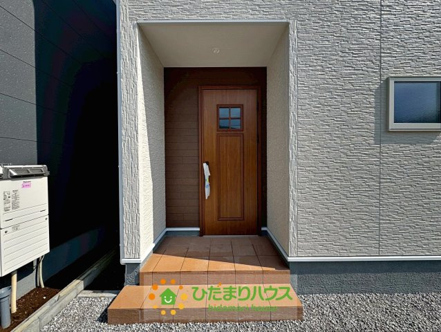 蓮田市西新宿　新築一戸建て　02　リーブルガーデンの玄関