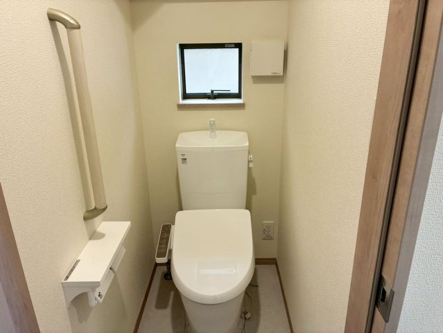 【トイレ】 | 清水町長沢618番 新築建売分譲住宅 建物＋土地 TW06075 | 清水町長沢A号棟　1Fトイレ ※令和8年6月8日撮影写真