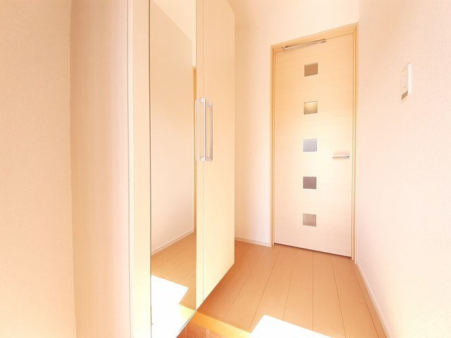 グリーンハウスＤの玄関|明るい玄関です