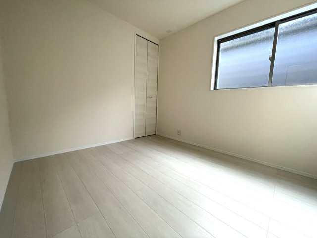 南区長住戸建ての洋室|全居室フローリング＆収納付き♪
「収納の余裕は心の余裕」というお家探しの格言もあるんですよ！
