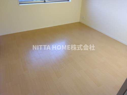 エスポワール・ヒデの寝室|きれいなフローリングに仕上がっています＊