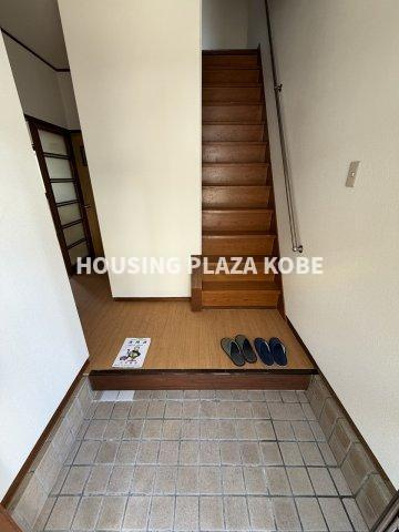 村雨町５丁目貸家の玄関