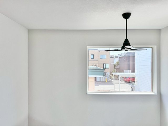 月寒東4条18丁目　一戸建てのその他|吹抜け部分を２階から撮影。シーリングファンが設置されているため空気循環◎