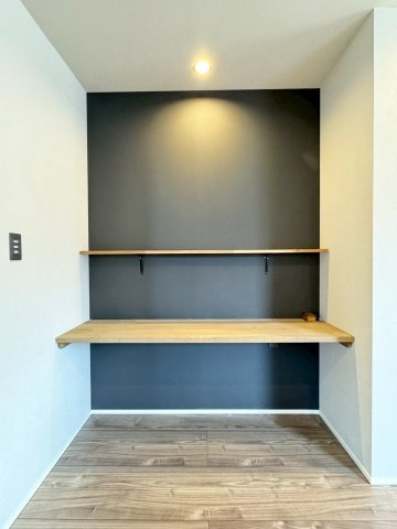 月寒東4条18丁目　一戸建てのその他|2階主寝室のカウンターテーブルは在宅ワークにもお使いいただけて便利♪