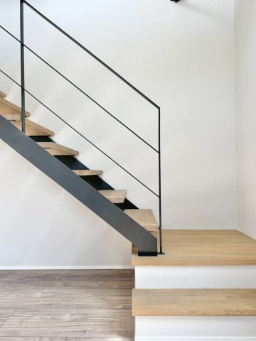 月寒東4条18丁目　一戸建てのその他|インダストリアルな雰囲気を演出するリビングスケルトン階段