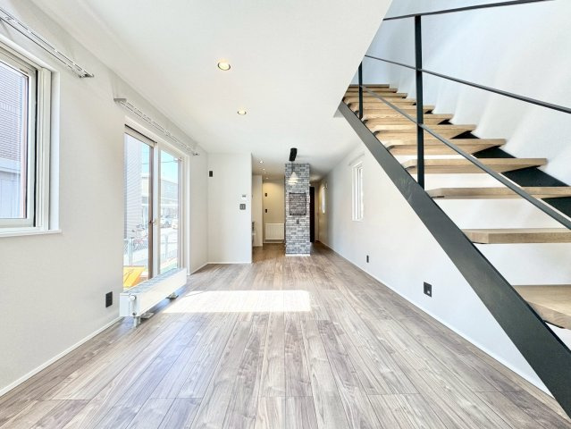 月寒東4条18丁目　一戸建ての居間・リビング|南東側から撮影したＬＤＫには、スケルトンタイプのリビング階段があります。暖房効率も良く、夏冬快適な住まい♪