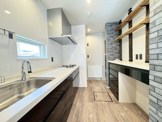月寒東4条18丁目　一戸建てのキッチン|２ＷＡＹ動線で家事がしやすいキッチンスペース。背面収納もございます。