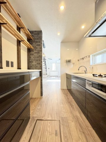 月寒東4条18丁目　一戸建てのキッチン|北西側から撮影したキッチンスペース。リビングまで視界が抜ける動線で使い勝手◎
※バーチャル加工により一部家具等を削除しております。