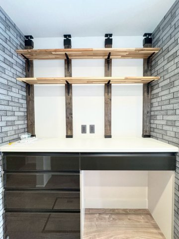 月寒東4条18丁目　一戸建てのキッチン|キッチン向かいには様々な物を収納・設置できるキャビネットがございます♪