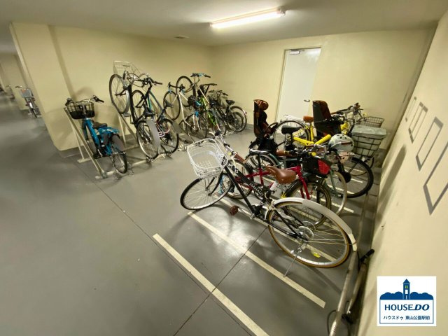 ペット可！R8,1月リフォーム済！D'グランセ代官町の駐輪場|屋内式駐輪場は雨風から守られた空間となっています。