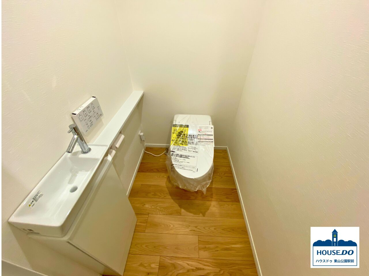 ペット可！R8,1月リフォーム済！D'グランセ代官町のトイレ|トイレは手洗い一体型で、使用後すぐに手を洗える衛生的な設計です。