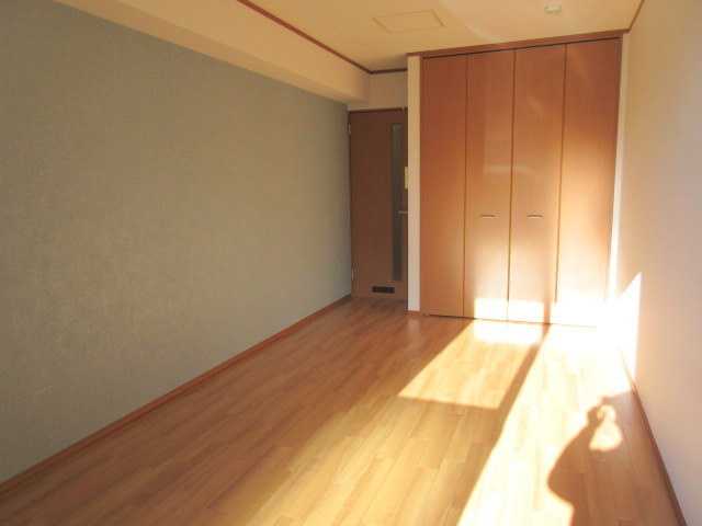 メゾン片倉の居間・リビング|南西向きで明るい洋室7.8上　お洒落なアクセントクロス仕上げ