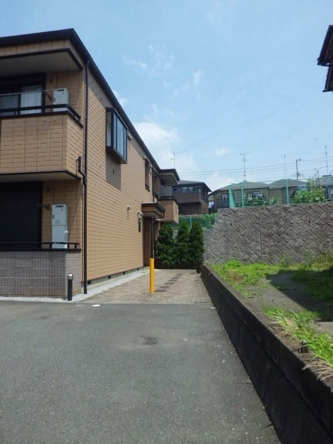 メゾン片倉のエントランス|ゆったりとした空間がある敷地