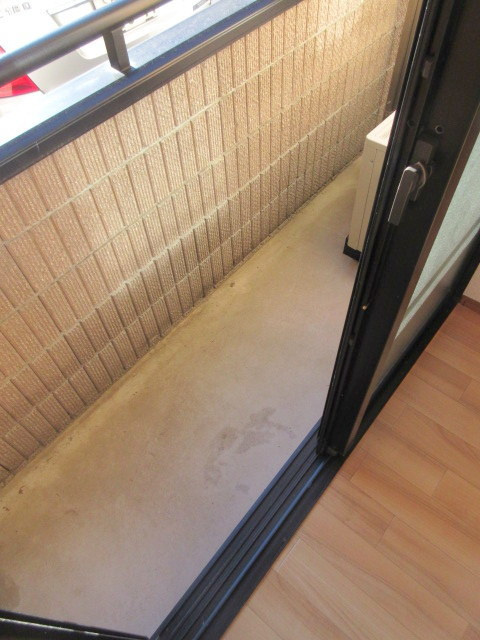 メゾン片倉のバルコニー|明るい南西向きのバルコニー