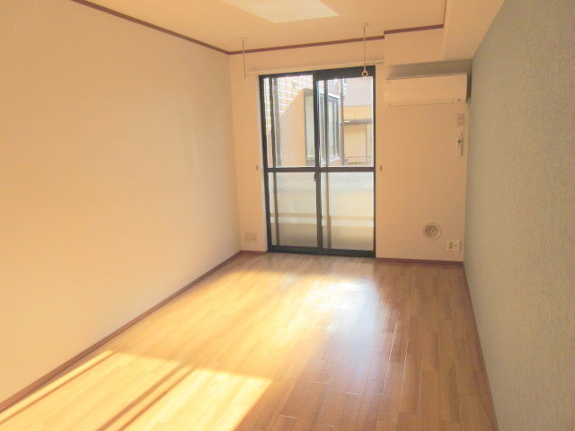 メゾン片倉の居間・リビング|南西向きで明るい洋室7.8帖