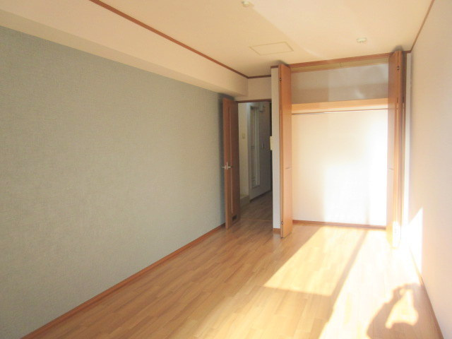 メゾン片倉の寝室|大型クローゼット付　ゆとりの洋室7.8帖