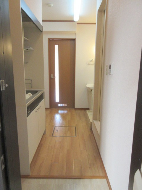 メゾン片倉の玄関|玄関より明るい室内