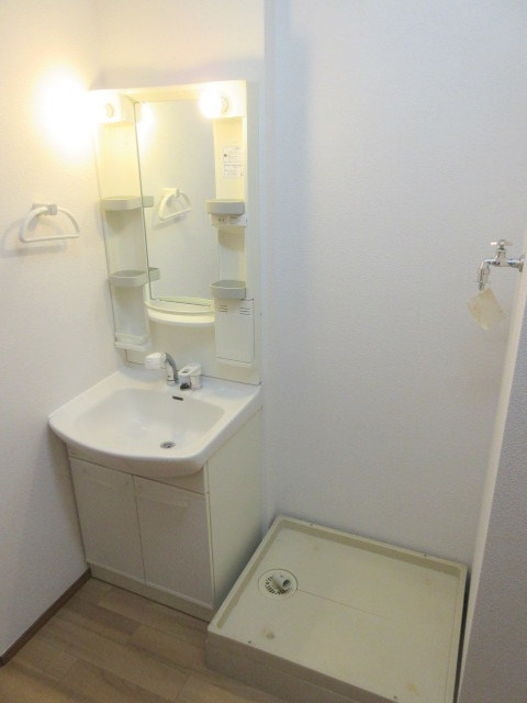 メゾン片倉の洗面所|独立洗面化粧台と室内洗濯機置場