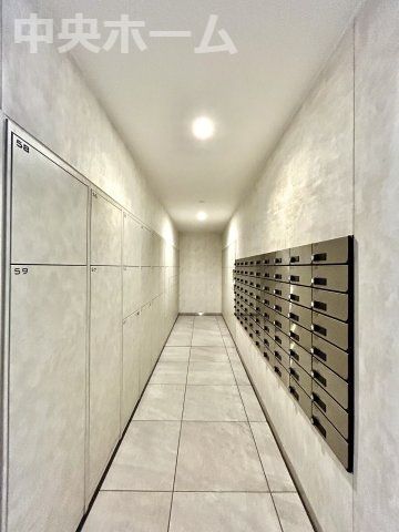 シティタワーズ東京ベイウエストタワーの設備|【宅配ボックス】在宅時・不在時に関わらず、居住者の代わりに非対面で宅配物を受け取ってくれる便利な設備です。わかりやすくご説明致しますので見学時にはお部屋だけではなく共用部分もぜひチェックしてください。