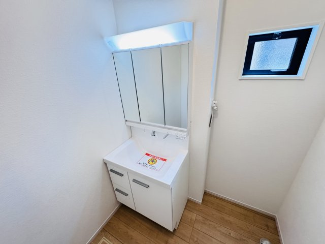 松戸市新松戸77７丁目新築戸建【新松戸西小学校:7分】の独立洗面台|シャワーヘッド付き三面鏡洗面化粧台