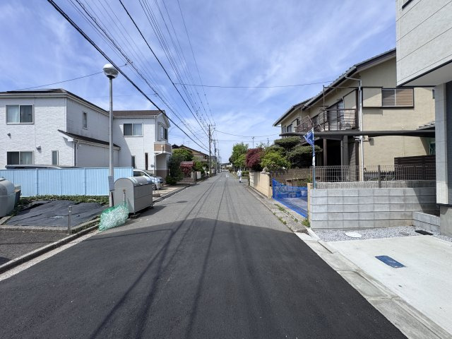 松戸市新松戸77７丁目新築戸建【新松戸西小学校:7分】の前面道路含む現地写真|南側前面道路・幅員約6ｍ