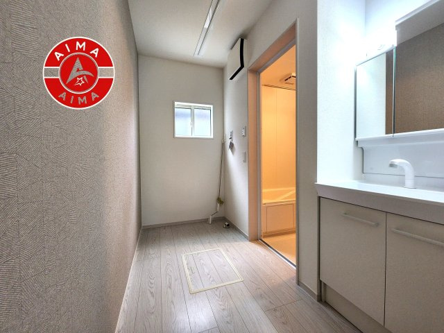 糟屋郡宇美町大字井野第5-3棟(1号棟)の脱衣所|ゆとりの洗面スペースで朝の身支度もスムーズに。暮らしを快適に変えるシャワー付洗面台です！