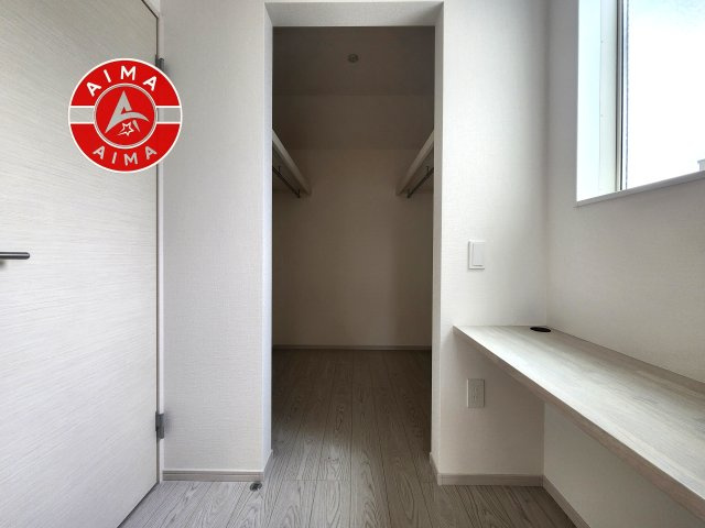 糟屋郡宇美町大字井野第5-3棟(1号棟)の収納|洋服や大きな荷物が多い方や人数の多いご家族などは、一般的なクローゼットよりもウォークインクローゼットのほうが使い勝手が良いです。