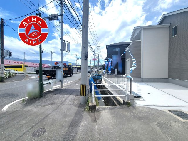 糟屋郡宇美町大字井野第5-3棟(1号棟)の前面道路含む現地写真|前面道路は閑静な住宅地をはしる車通りの少ない道路。お車の出し入れが苦手なママや小さなお子様にも安心ですね。しっかり舗装もされているので、ベビーカーや自転車で通っても快適に通行できます。