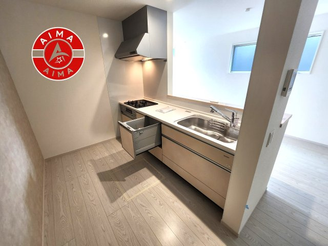 糟屋郡宇美町大字井野第5-3棟(1号棟)のキッチン|ダイニングテーブルへの配膳がラクラク、お料理はかどるカウンター付きシステムキッチン！