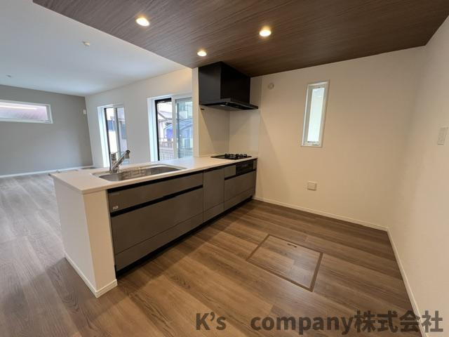 茅ヶ崎市南湖3丁目　新築戸建　1号棟のキッチン|物を置いても人が出入りしても余裕がある広さがあります◇◇