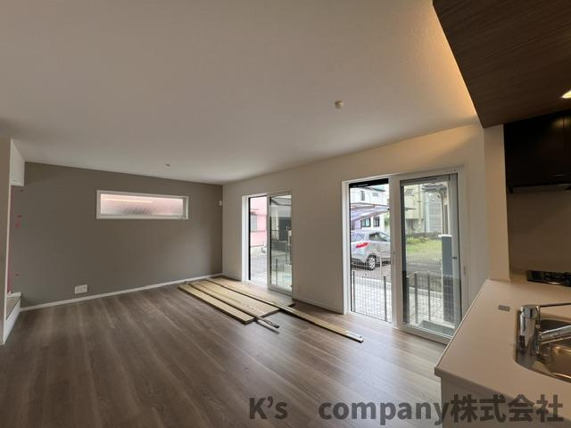 茅ヶ崎市南湖3丁目　新築戸建　1号棟の居間・リビング|キッチンからみたリビングスペース♪