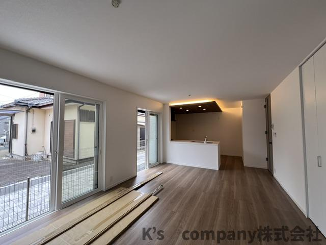 茅ヶ崎市南湖3丁目　新築戸建　1号棟の居間・リビング|家具の配置がしやすい対面式キッチン◇◇
