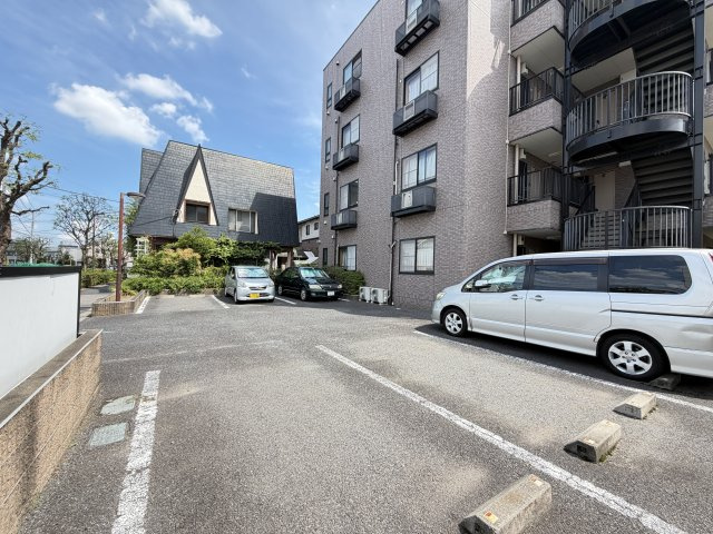 グレイスフルコート２１の駐車場