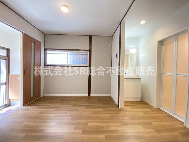 若江東町1丁目中古戸建の居間・リビング|使いやすいリビングです