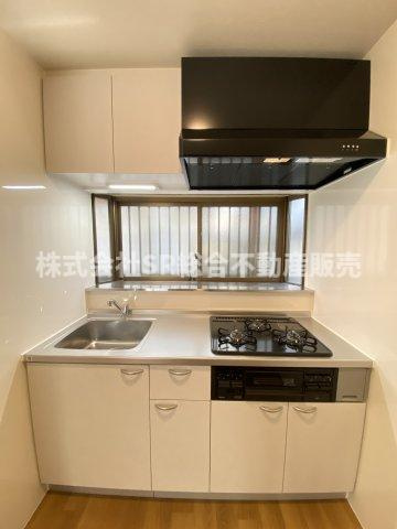 若江東町1丁目中古戸建のキッチン|3口コンロ、グリル付きのシステムキッチンで快適にお料理できます！