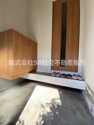 若江東町1丁目中古戸建の玄関|玄関にはシューズボックスもあり使いやすいです♪