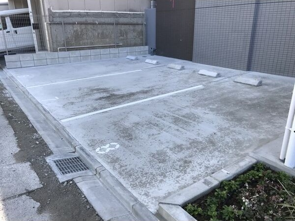 モンテーニュ名駅の駐車場
