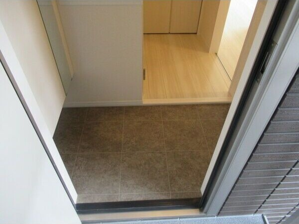 D-room名駅 E棟の玄関