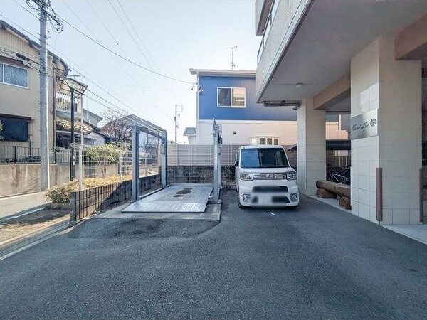 Nani Lei(ナニ レイ)の駐車場