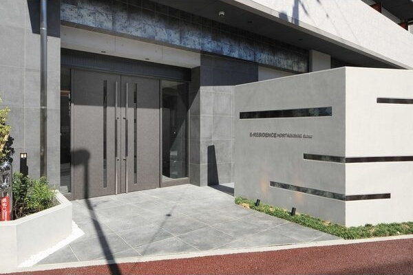 S-RESIDENCE堀田駅前futur(フチュール)　フリーレント・家具家電キャンペーン実施中!のエントランス
