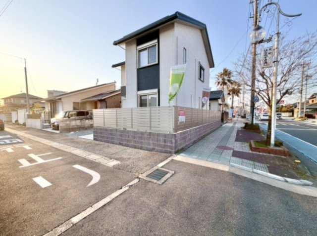 【中古戸建】羽生市南3丁目の外観|■外観｜窓の配置や、爽やかな白ベースの外観が清潔感をもたらします。まっさらなキャンバスのような家にこだわりを彩って…始めよう、あなただけの豊かな暮らし( ＾＾ )