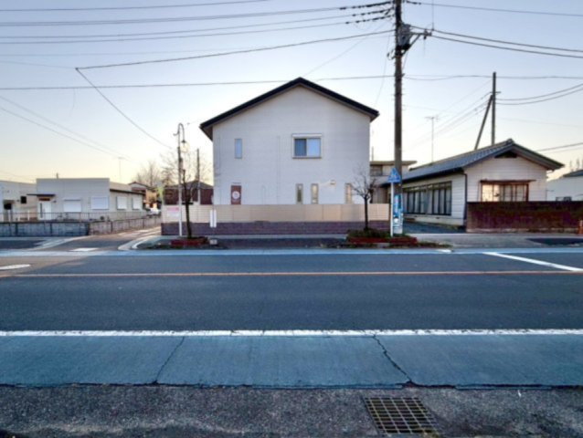 【中古戸建】羽生市南3丁目の外観|■現地は、日常に便利なスーパーやコンビニなどの商業施設が身近に揃う便利な立地です。引越し直後は何かとお世話になりそうな商業施設も、車でちょっと行ったところにある嬉しい周辺環境です。