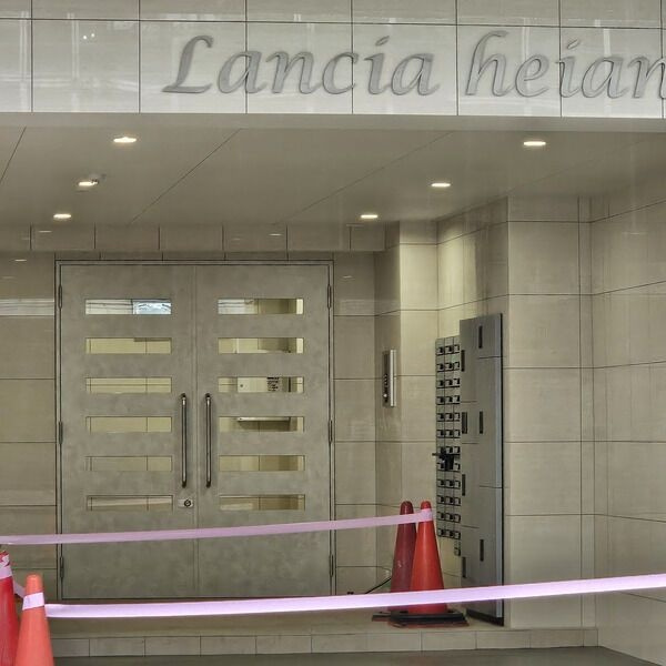 Lancia Heianのエントランス