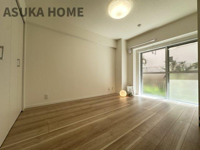 綱島ダイヤモンドマンションの洋室|収納たっぷりのお部屋、季節ごとの用品などもしまえるのでお部屋はスッキリ見えますね
