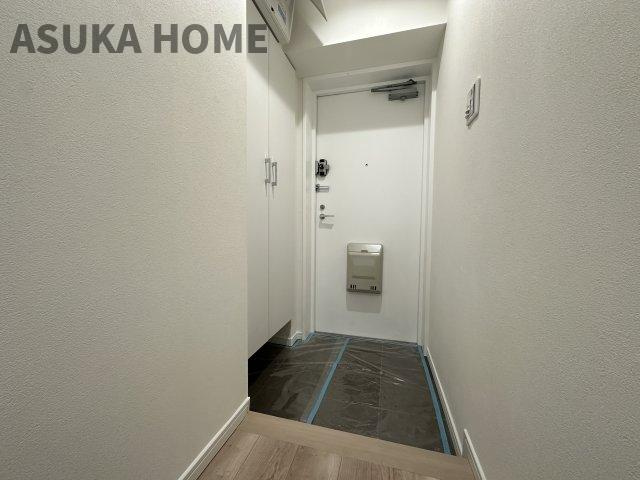 綱島ダイヤモンドマンションのトイレ|温水洗浄便座のトイレ設備です。トイレ上部にはあると便利な吊戸棚を設置してあります