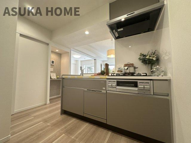 綱島ダイヤモンドマンションの居間・リビング|リビングは家具配置に困らない1１帖の広さがあり、お掃除もしやすそうです。